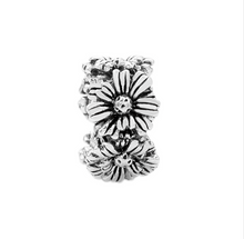 Cargar imagen en el visor de la galería, Daisy Spacer Bead
